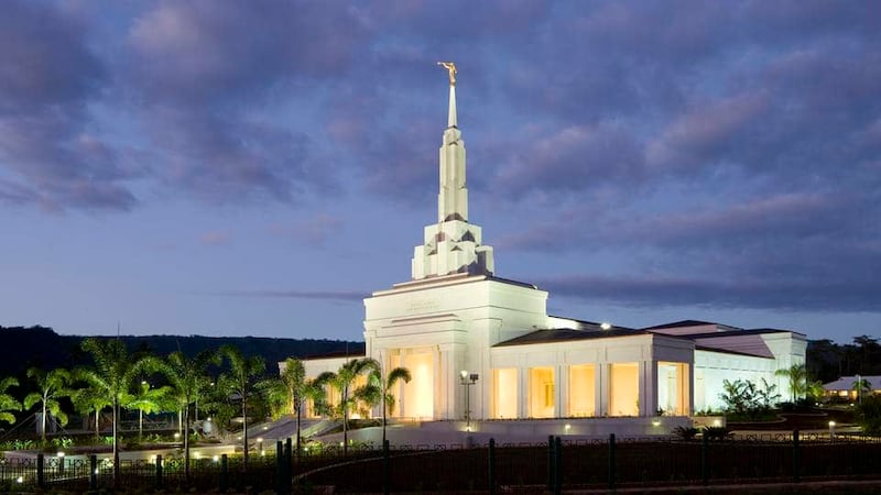 El Templo de Apia, Samoa, después del atardecer.