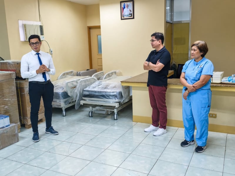 Un presidente de estaca y dos miembros del personal del hospital durante la donación oficial de equipo médico en la ciudad de San Pablo, Filipinas, el 2 de septiembre de 2026.