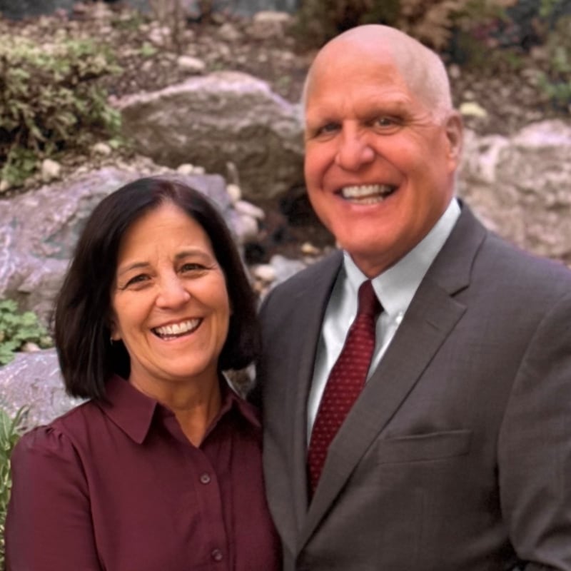 Jeffrey H. Winter y Paige A. Winter, quienes prestarán servicio como presidente y compañera de la Misión Filipinas Quezon City Norte a partir de julio de 2026.