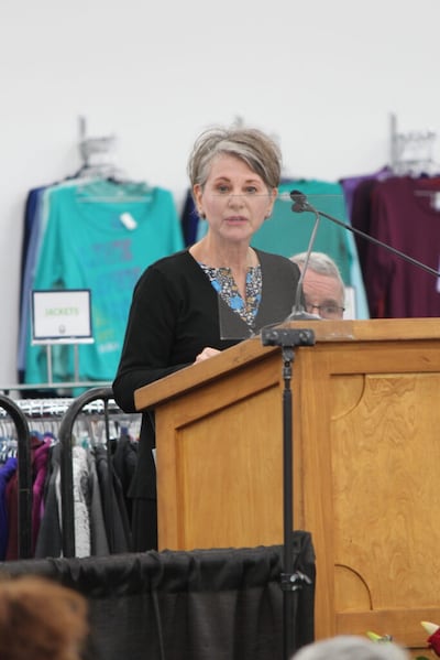 Debera Nicodemus, presidenta de la Sociedad de Socorro de la Estaca Norte de Tucson, Arizona, habla en la dedicación del nuevo Centro de Servicios de Bienestar y Autosuficiencia en Marana, Arizona, el 9 de febrero de 2022.