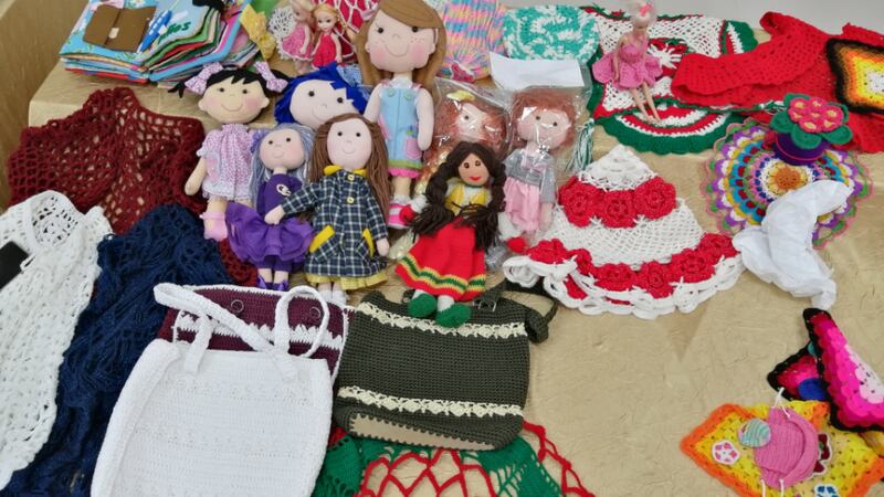 Se exhiben artículos hechos a mano en una actividad de la Sociedad de Socorro en Ecuador, el 19 de marzo de 2022.