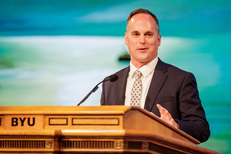 El hermano Sean R. Dixon, segundo consejero de la Presidencia General de los Hombres Jóvenes, habla durante un devocional en el campus de BYU en el Marriott Center en Provo, Utah, el martes, 17 de marzo de 2026.