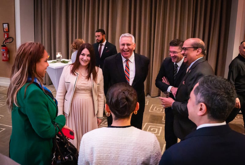 El Élder Rubén V. Alliaud, presidente del Área Europa Central, y su esposa, la Hermana Fabiana Alliaud saludan a invitados en Ginebra, Suiza, en dic. 2025.
