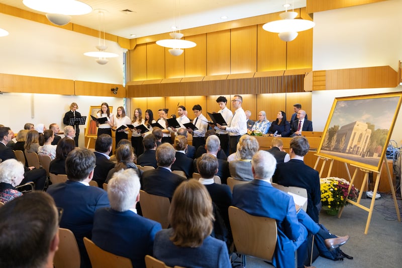 Un coro canta "Schönster Herr Jesus", o "Beautiful Savior", durante la ceremonia de colocación de la primera piedra del Templo de Viena Austria en Viena, Austria, el 17 de octubre de 2026.