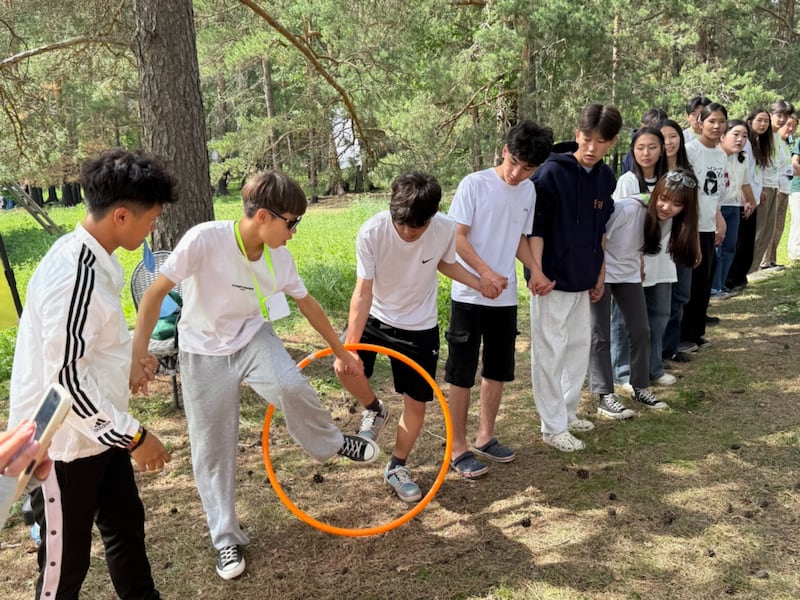 Jóvenes participan en juegos con los de sus grupos en una Conferencia Para la Fortaleza de la Juventud del 28 de junio al 3 de julio de 2026, cerca de Ulán Bator, Mongolia.