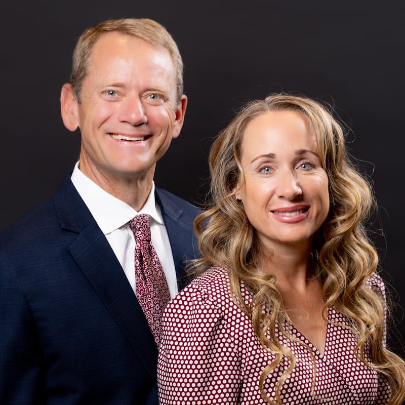 J. Brian Abrams y Katie Abrams, quienes servirán como presidente y compañera de la Misión Ecuador Guayaquil Norte a partir de julio de 2026.