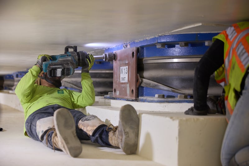 Los equipos retiran pernos de uno de los 98 aisladores de base ubicados 20 pies debajo del Templo de Salt Lake en Salt Lake City el jueves, 25 de junio de 2026.