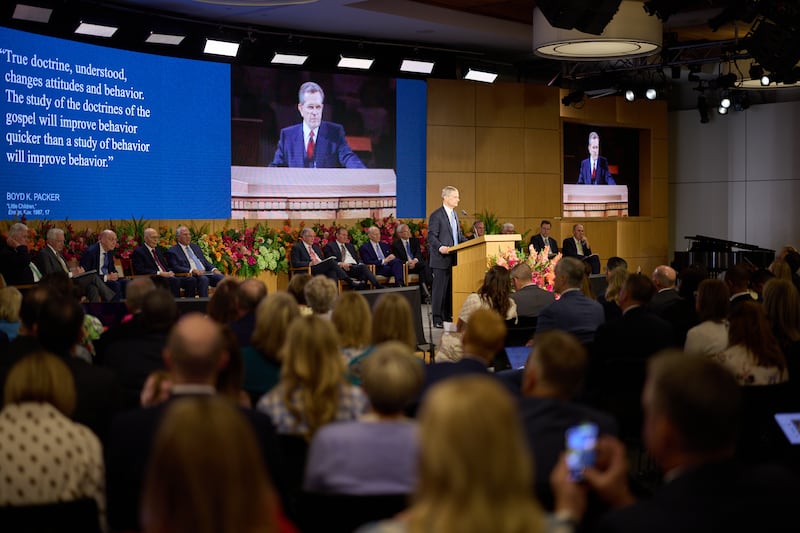 El élder David A. Bednar, del Cuórum de los Doce Apóstoles, habla en el Seminario para Nuevos Líderes de Misión 2026 en el Centro de Capacitación Misional de Provo en Provo, Utah, el sábado 20 de junio de 2026