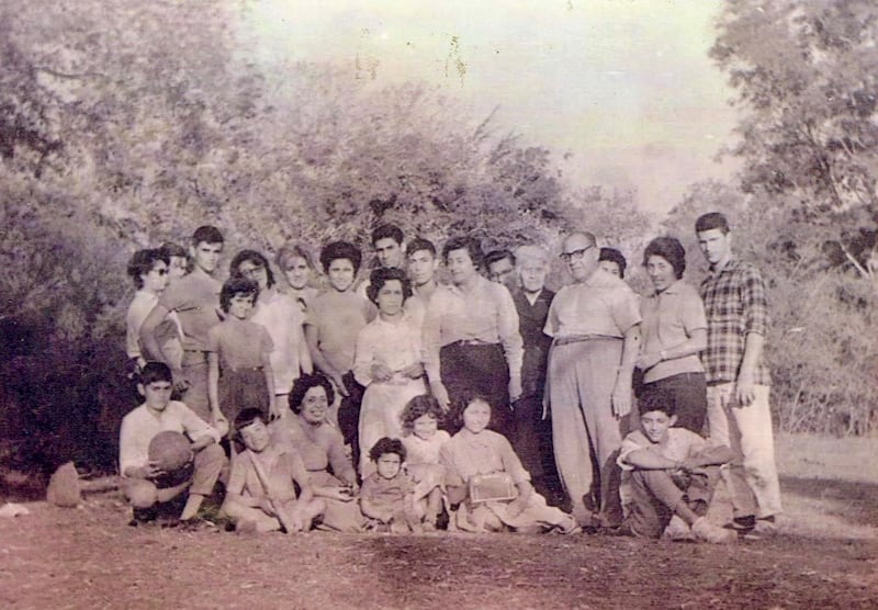 Misioneros y Santos de los Últimos Días posan para una foto cerca del Río Negro en Resistencia, Argentina, en 1961.