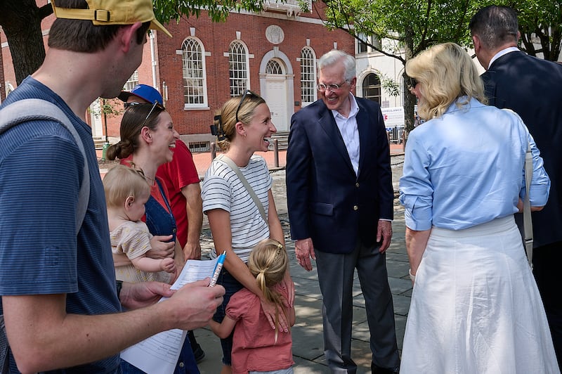 El presidente D. Todd Christofferson, segundo consejero de la Primera Presidencia, saluda a los visitantes mientras recorre sitios históricos en Filadelfia, Pensilvania, incluidos la Campana de la Libertad y el Independence Hall, el viernes 12 de junio de 2026.