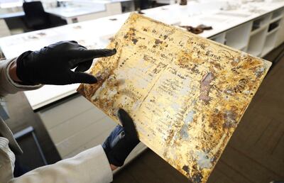 Una placa de cobre revestida de oro con los nombres de las autoridades generales encontrada en la piedra angular y cápsula del tiempo del Templo de Salt Lake en Salt Lake City, el martes, 14 de julio de 2020.