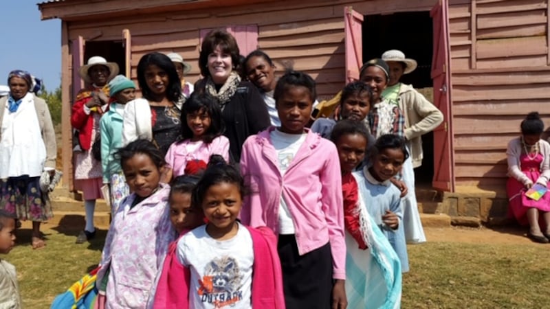 La hermana Rossiter rodeada de niños en Madagascar. Ella sirvió una misión médica de 2014 a 2016.