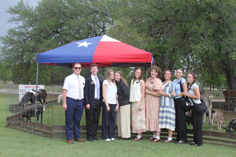 Los misioneros posan afuera de la "Fiesta 2026" en San Antonio, Texas, el 11 de abril de 2026. Los misioneros ayudaron en el estacionamiento, sirviendo comida y dando la bienvenida a los invitados al evento.