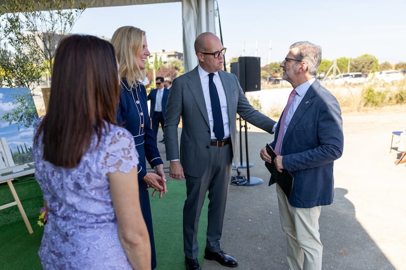El élder James W. McConkie III — una Setenta Autoridad General y miembro de la presidencia del Área Europa Central — y su esposa, la hermana Laurel McConkie, al centro, conversan con Josep Maria Vallès, el alcalde de Sant Cugat del Vallès, a la derecha, en la colocación de la primera piedra del Templo de Barcelona España el sábado, 19 de septiembre de 2026, en Barcelona, Cataluña, España.