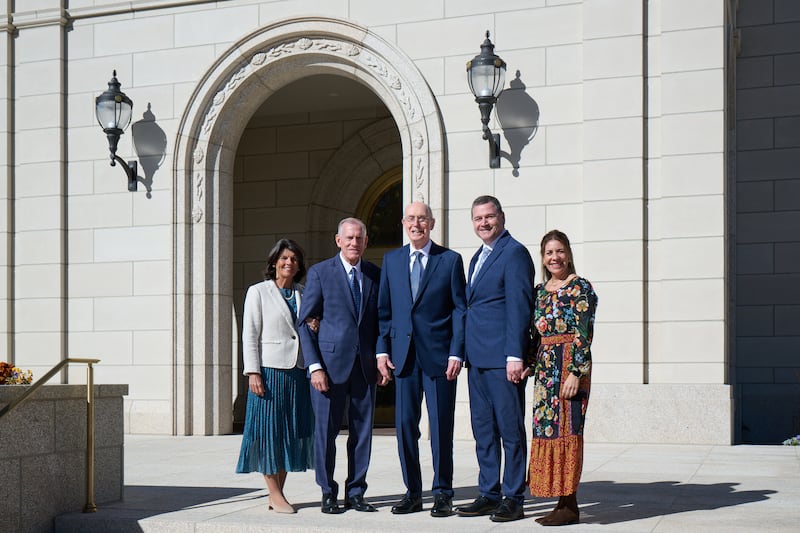 El presidente Henry B. Eyring está de pie frente al Templo de Montpelier Idaho entre los Setentas Autoridades Generales élder Steven R. Bangerter, a la izquierda, y élder Ricardo P. Giménez, a la derecha, y sus esposas, hermana Susan A. Bangerter y hermana Catherine Giménez, respectivamente.