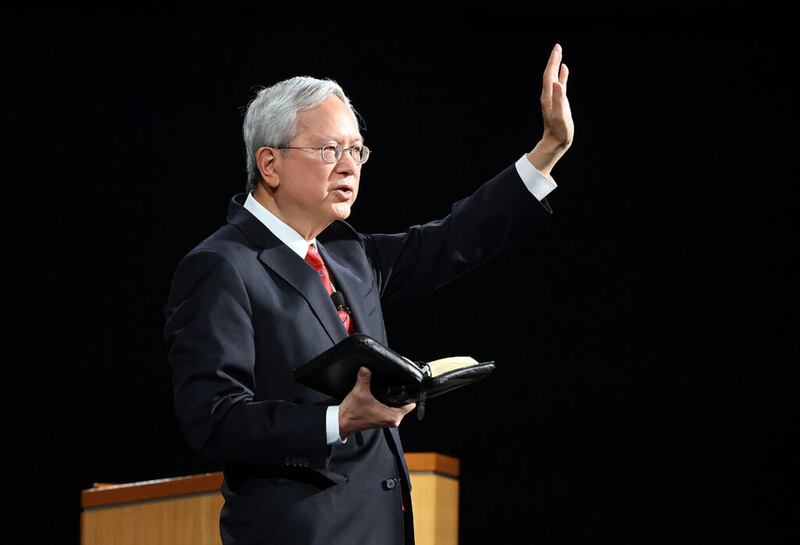 El élder Gerrit W. Gong, del Cuórum de los Doce Apóstoles, sostiene las Escrituras mientras habla a los misioneros en la transmisión del devocional en el Centro de Capacitación Misional de Provo en Provo, el martes, 21 de septiembre de 2021.