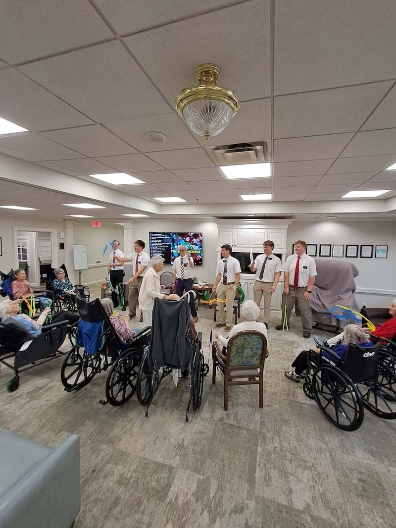 Los misioneros en la Misión Baton Rouge de Luisiana brindan servicio el 4 de julio de 2026. Más de 150 misioneros de Luisiana celebraron el 250 aniversario de Estados Unidos con 250 horas de servicio comunitario e invitaciones para adorar a 250 personas.