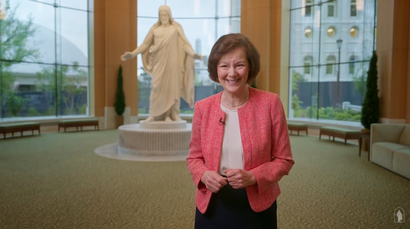 La Presidenta General de la Primaria Susan H. Porter comparte su testimonio desde el nuevo Centro de Visitantes de Temple Square en un video titulado "Nunca Solo a Través de Jesucristo". La Iglesia publicó el video el 28 de junio de 2026.