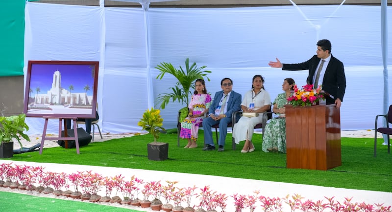 El élder Sandino Román habla durante la ceremonia de colocación de la primera piedra del Templo de Iquitos, Perú.