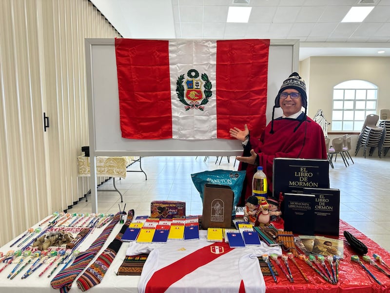 Un miembro de la Estaca Samborondón Ecuador está listo para enseñar a los niños de la Primaria acerca de las costumbres peruanas durante la actividad del centro de capacitación misional en miniatura de la estaca en Guayaquil, Ecuador, el 21 de febrero de 2026.