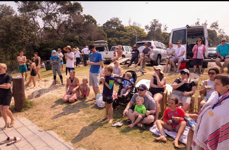 Una multitud observa el Coffs Soul Surfest 2017 en la playa McCauley cerca de Coffs Harbour, Australia, septiembre de 2017.