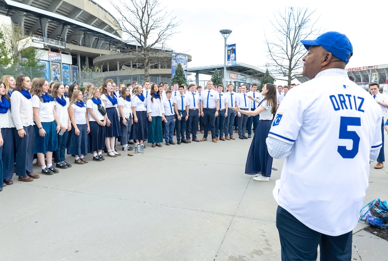 El élder G. Michael Ortiz, Setenta de Área, escucha a los misioneros de la Misión Misuri Independencia mientras se preparan antes del juego de los Reales de Kansas City en Kansas City, Misuri, el jueves 9 de abril de 2026.
