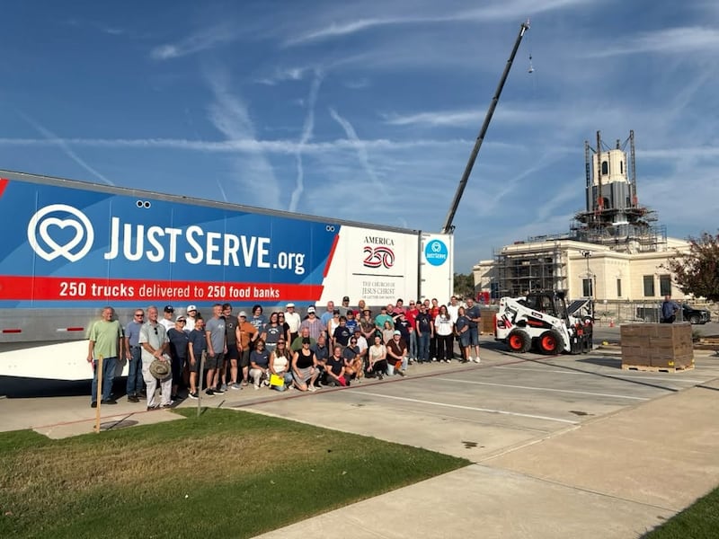Voluntarios de La Iglesia de Jesucristo de los Santos de los Últimos Días posan para una fotografía fuera del Templo de Austin, Texas en construcción mientras descargan 40 000 libras de alimentos donados por la Iglesia para ir a despensas de alimentos locales en Cedar Park, Texas, el miércoles, 23 de septiembre de 2026.