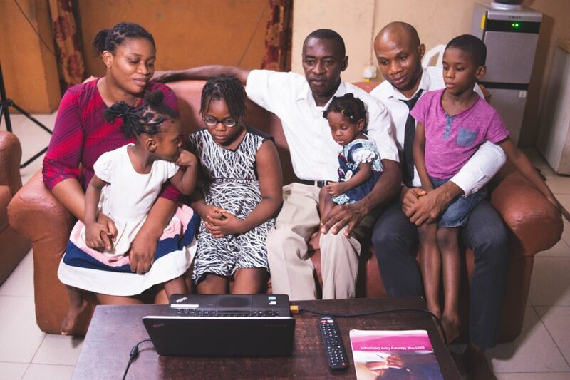 Una familia en Lagos, Nigeria, participa en una sesión de la Conferencia General Anual N°191 de La Iglesia de Jesucristo de los Santos de los Últimos Días, transmitida el sábado 3 y el domingo 4 de abril de 2021.