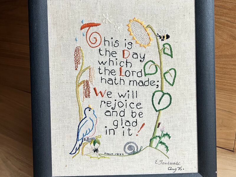 Un muestrario de bordado entregado a Fred y Vicki Voros por su boda en 1976 incluye las palabras del Salmo 118:24.