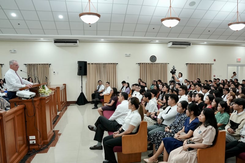 El élder Ulisses Soares, del Cuórum de los Doce Apóstoles, habla durante un devocional para jóvenes adultos en Cebú, Filipinas, el 16 de mayo de 2026.