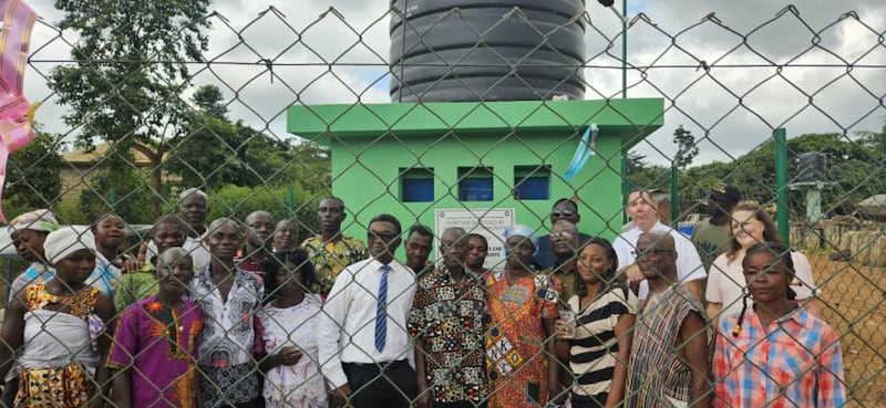 Santos de los Últimos Días y aldeanos posan para una foto en Addokrom, Ghana, el 22 de julio de 2025, después de la donación de un pozo de agua por parte de la Iglesia.