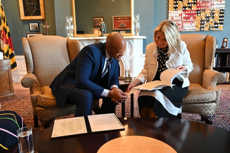 La presidenta Camille N. Johnson y el gobernador de Maryland, Wes Moore, revisan la historia familiar de él en su despacho en Annapolis, Maryland, el viernes, 15 de mayo de 2026.
