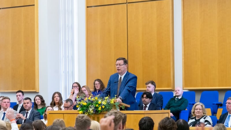 El élder Clark G. Gilbert, del Cuórum de los Doce Apóstoles, enseña a los jóvenes adultos el domingo 31 de mayo de 2026, durante la Conferencia para Jóvenes Adultos Uno por Uno de La Iglesia de Jesucristo de los Santos de los Últimos Días, realizada en Lancashire, Inglaterra.