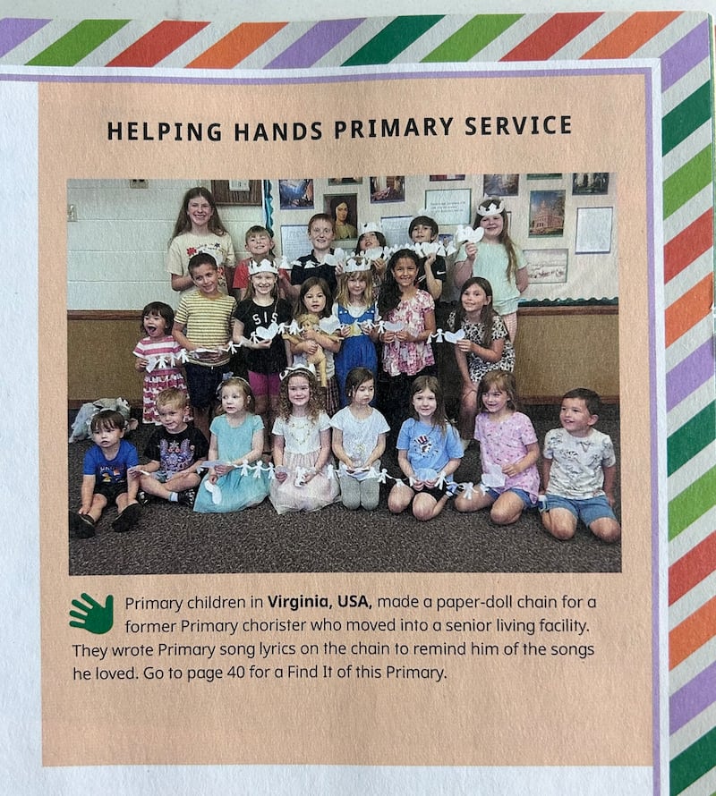 La revista Friend de octubre de 2026 muestra a niños de la Primaria que hicieron una cadena de papel para su director de coros de la Primaria como parte de un proyecto de servicio de la Primaria.