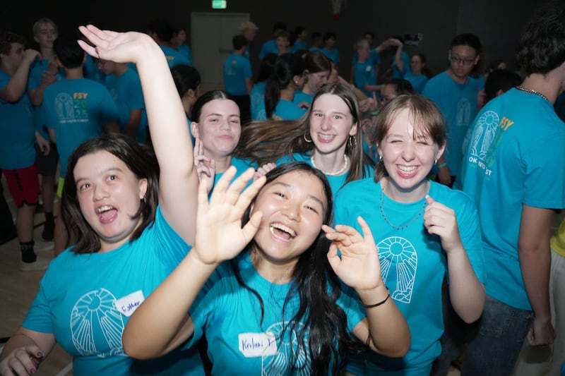 Jóvenes mujeres bailan durante la conferencia FSY del Área de Asia en Bangkok, Tailandia, durante el fin de semana del 31 de julio al 5 de agosto de 2025.