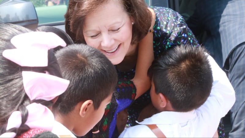 Niños abrazan a la presidenta general de la Primaria Susan H. Porter durante su ministerio en Chenalhó, Chiapas, México, en mayo de 2026.