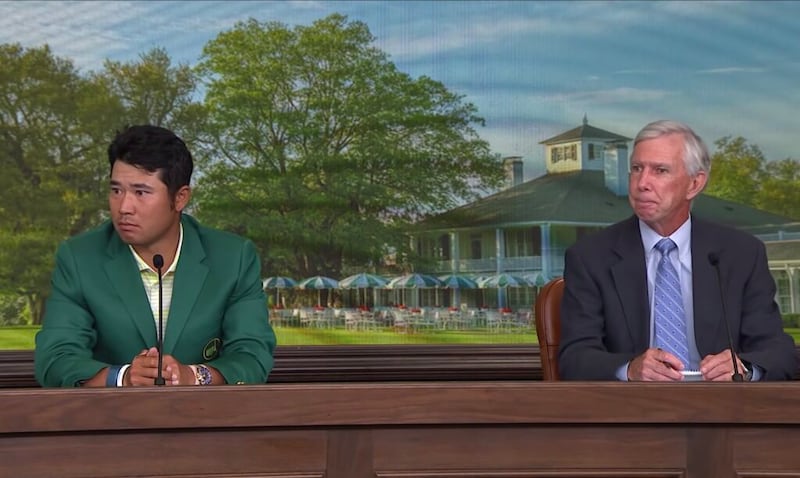 Bob Turner, a la derecha, un misionero retornado que sirvió en Japón, interpreta para Hideki Matsuyama, de Japón, quien ganó el torneo de golf Masters el domingo, 11 de abril de 2021, en Augusta, Georgia.