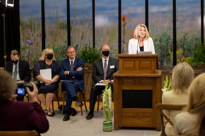 La presidenta general de la Primaria, Camille N. Johnson, habla con los medios de comunicación antes de un recorrido por el Templo de Pocatello Idaho, el lunes, 13 de septiembre de 2021.