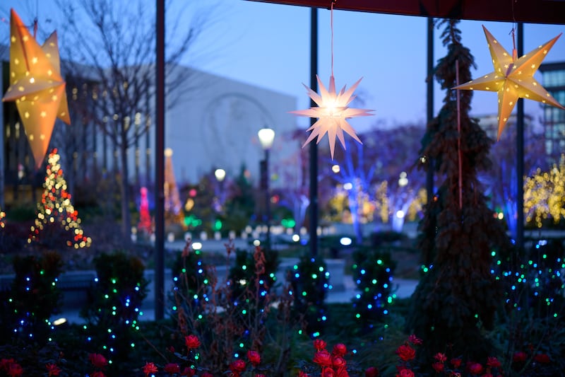 Luces y decoraciones navideñas exhibidas en Temple Square en Salt Lake City, Utah, el lunes 24 de noviembre de 2025.