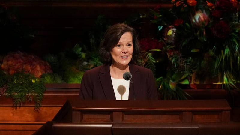 La hermana Susan H. Porter habla en la sesión del sábado, 2 de octubre de 2021, por la tarde, de la 191ª Conferencia General Semestral de La Iglesia de Jesucristo de los Santos de los Últimos Días.