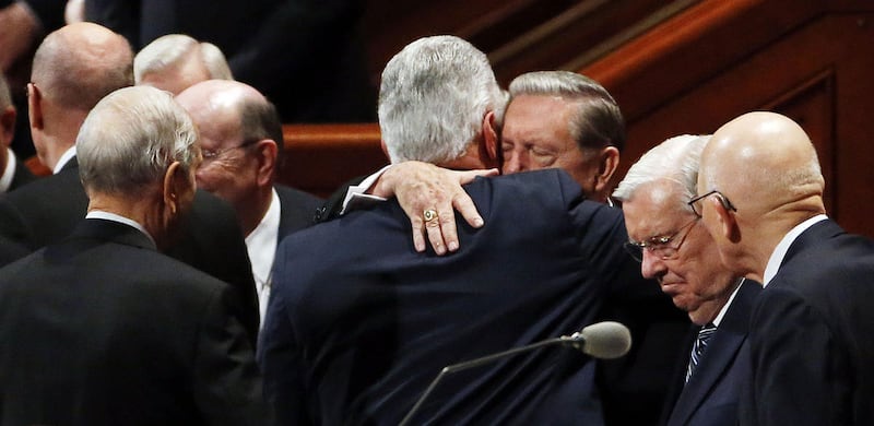 El élder Jeffrey R. Holland abraza al presidente Dieter F. Uchtdorf, de espaldas a la cámara, después de la sesión del sábado por la mañana de la 187ª Conferencia General Semestral de La Iglesia de Jesucristo de los Santos de los Últimos Días en Salt Lake City el sábado 30 de septiembre de 2017.