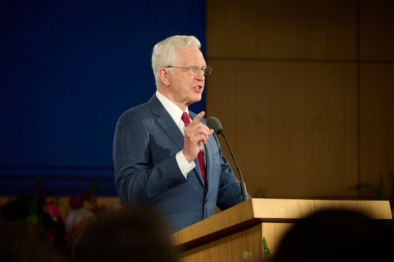 El presidente D. Todd Christofferson, segundo consejero de la Primera Presidencia, habla en el Seminario para Nuevos Líderes de Misión 2026 en el Centro de Capacitación Misional de Provo en Provo, Utah, el 19 de junio de 2026.