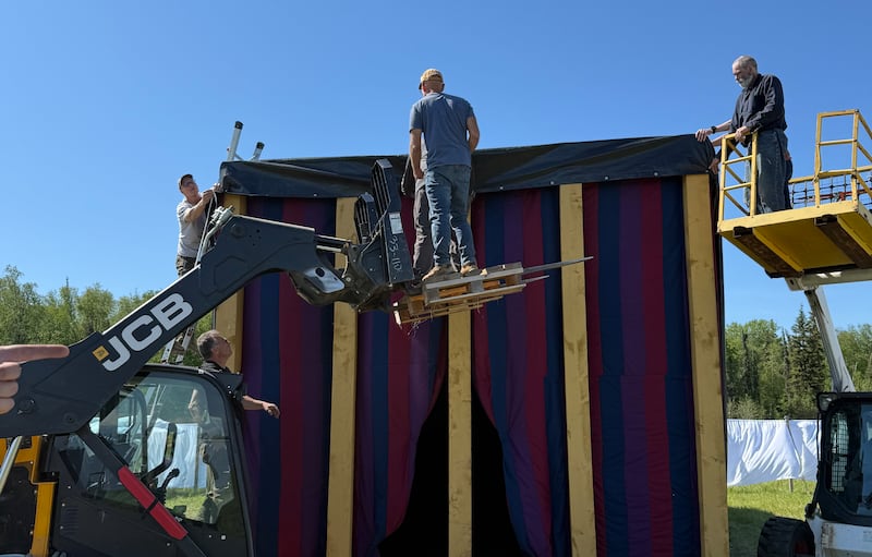 Robert Jones y otros líderes de estaca y amigos ayudan a construir la réplica del tabernáculo de la Estaca Eagle River Alaska durante meses previos al campamento de jóvenes de la estaca: Camp Hesed, 9-13 de junio de 2026.