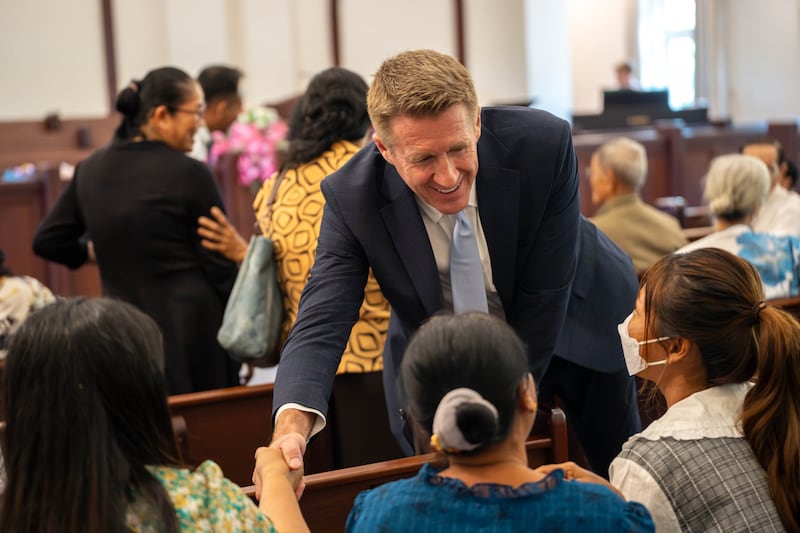 El Presidente General de los Hombres Jóvenes, Timothy L. Farnes, saluda a los jóvenes antes de un devocional en Camboya durante una asignación ministerial a países de Asia en mayo de 2026.