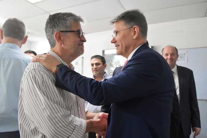 El obispo Sean Douglas, segundo consejero del Obispado Presidente, estrecha la mano de un funcionario del hospital después de que la Iglesia donó equipo médico a un hospital en Belén de Escobar, provincia de Buenos Aires, Argentina, el 14 de febrero de 2026.