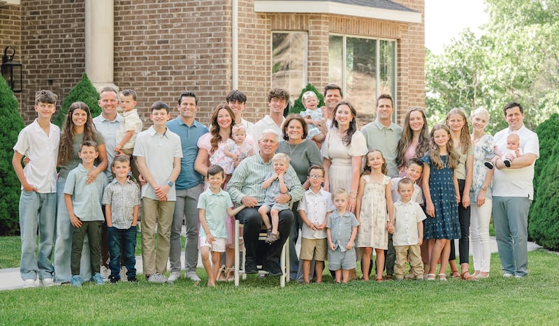 Shawna Edwards, compositora de "The Miracle", una nueva adición a Hymns for Home and Church, sonríe para una foto con su familia extendida en Alpine, Utah, en junio de 2025.