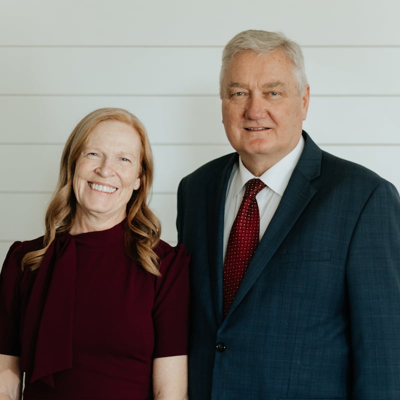 Daniel Dyreng Gagon y Cindy Gagon, quienes servirán como presidente y directora del Templo de Orem, Utah, a partir de septiembre de 2026.