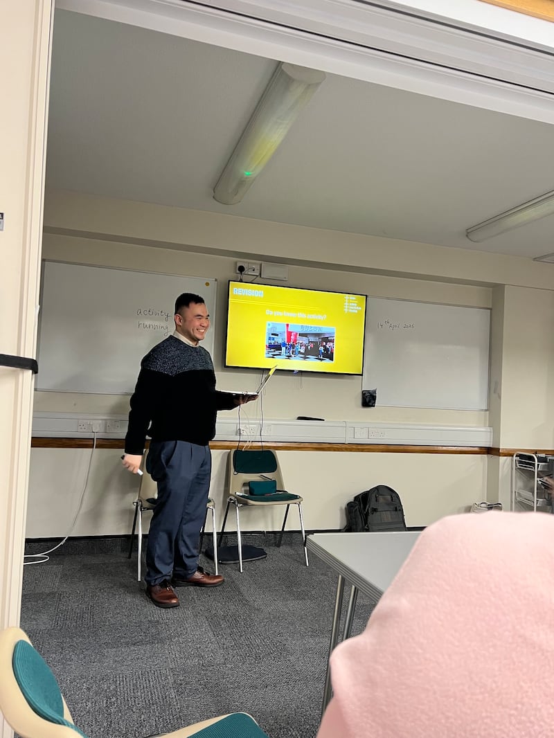 Eric Lam enseña inglés en el edificio de la Rama Bournemouth en la Estaca Southampton Inglaterra el martes, 14 de julio de 2026.