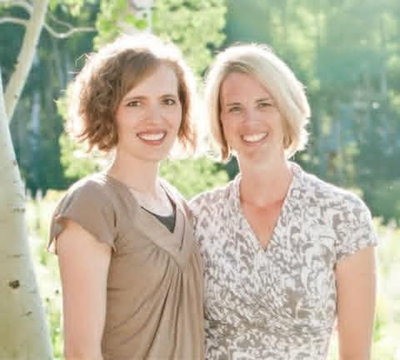 Rachel Pettit Mohlman, izquierda, y Anna M. Molgard aparecen en una fotografía de 2011.