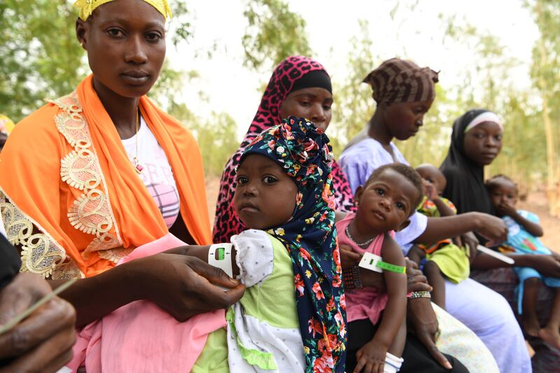 Mujeres y niños en una sesión de detección de desnutrición en la aldea de Ngolo, en la región Norte de Burkina Faso.